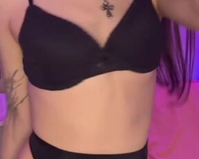 Estudiante sexy aprieta sus tetas y quiere relajarse después de estudiar