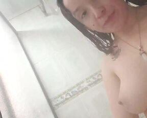 me masturbo mientras me baño ????